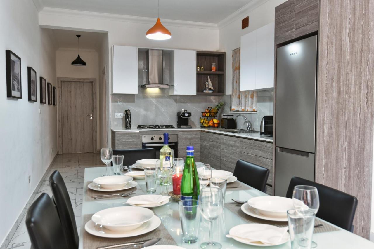Apartamento A Bed Of Roses Marsalforn Exterior foto